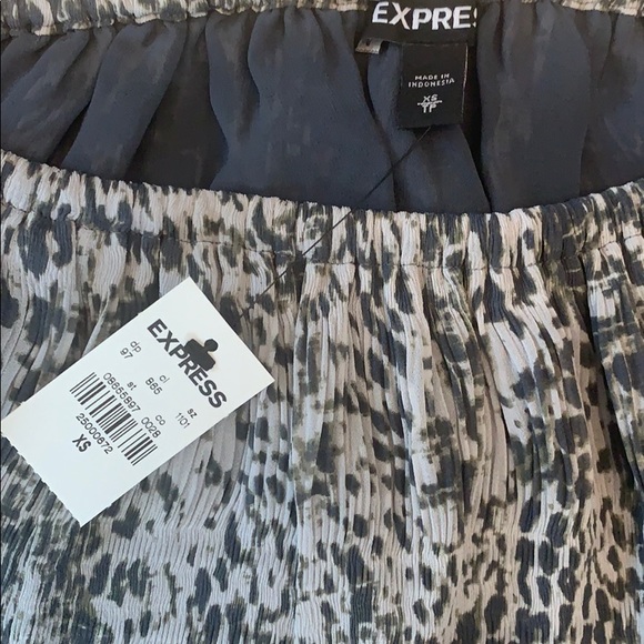 NWT Express off shoulder top - Picture 2 of 5